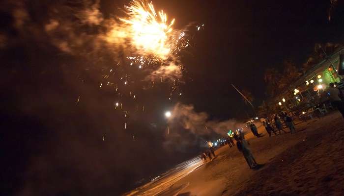 La vue nocturne sur la plage d'anjuna