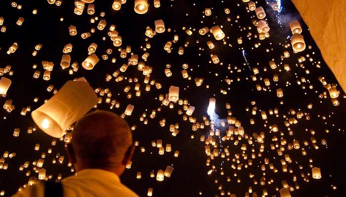 Lanternes et lumières sur Chiang Mai Road