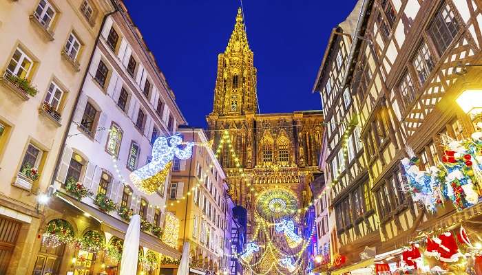 One of the best Christmas Markets In Paris is Notre Dame at Square Viviani.