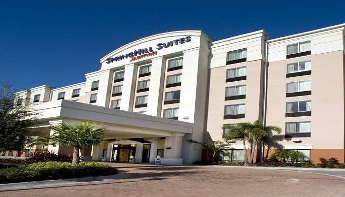 One of the convenient hotels near the State Fair Of Florida