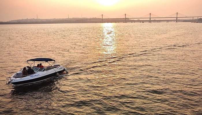 Witness the beautiful suset from Mandovi river Cruises