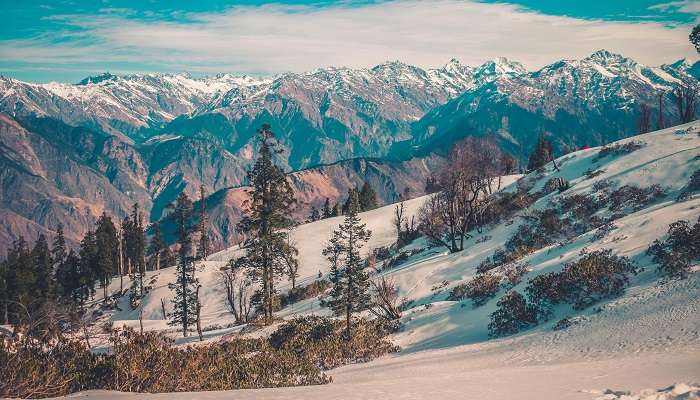 La montagne couverte des neige