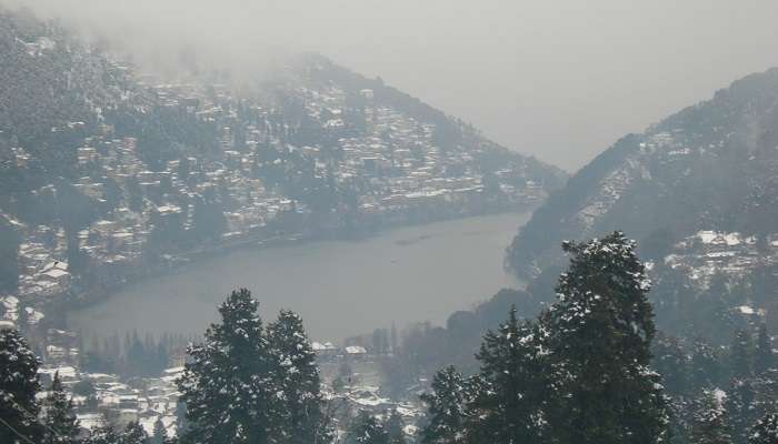 Jouez avec la neige près du lac Naini