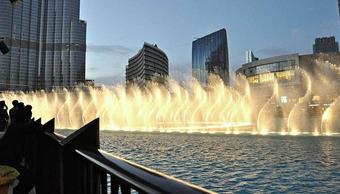 La vue incroyable de fontaine de Dubaï