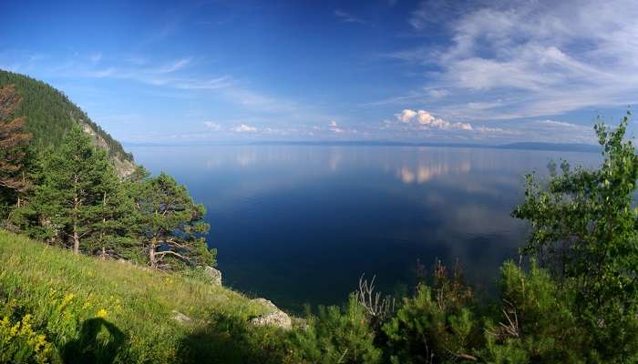 La vue incroyable de Lac Baikal