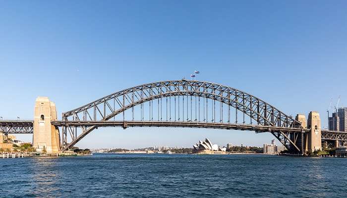 Le pont du port de Sydney: le côté lumineux de la ville