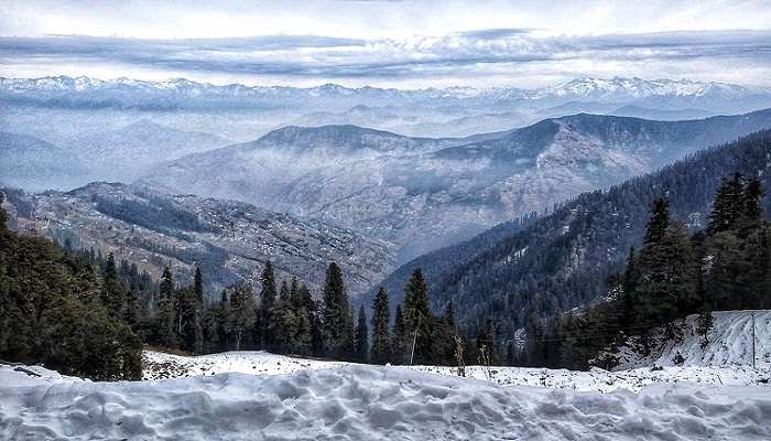 La vue incroyable de neige: Narkanda