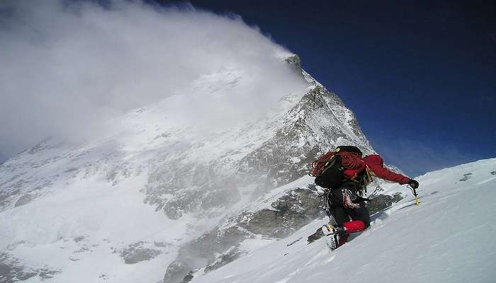 बर्फ की चढ़ाई के साथ हिमालय की ऊंचाइयों पर चढ़ें