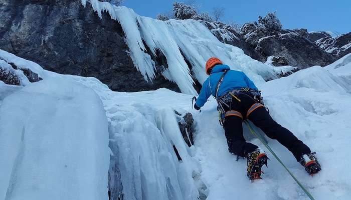 रॉक क्लाइंबिंग और वैली क्रॉसिंग