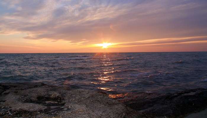 La vue du coucher du soliel sur la plage, Aktau