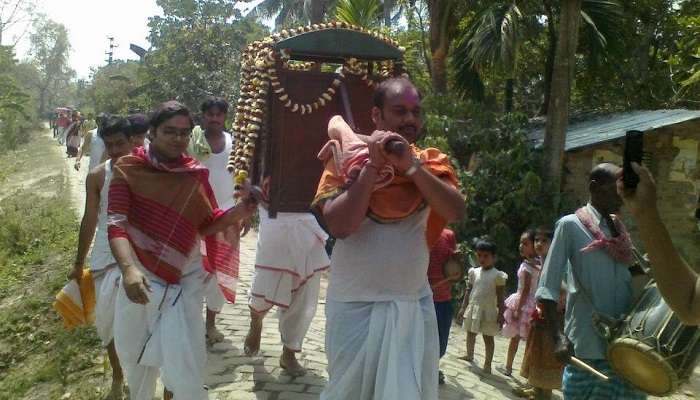 rituals for dolyatra, a calcutta holi