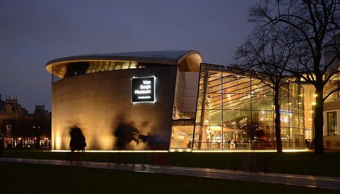 La vue nocturne de Musée Van Gogh