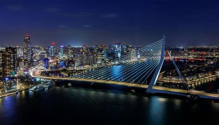 La belle vue nocturne de Rotterdam