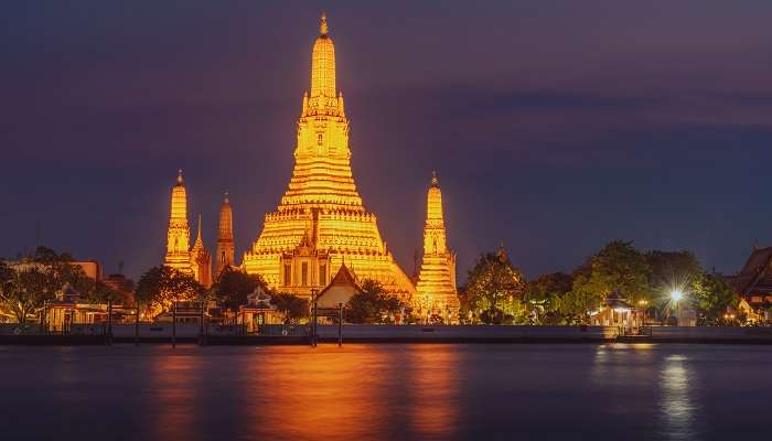 La vue nocturne de Wat Arun