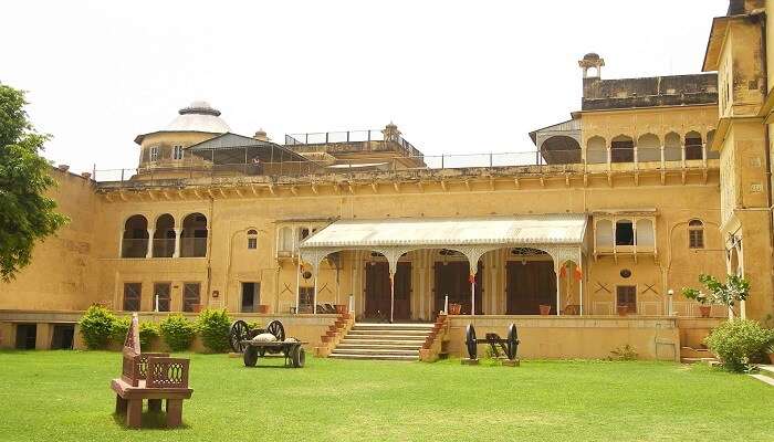 The historical site of Dundlord Fort is one of the best places to visit in Jhunjunu