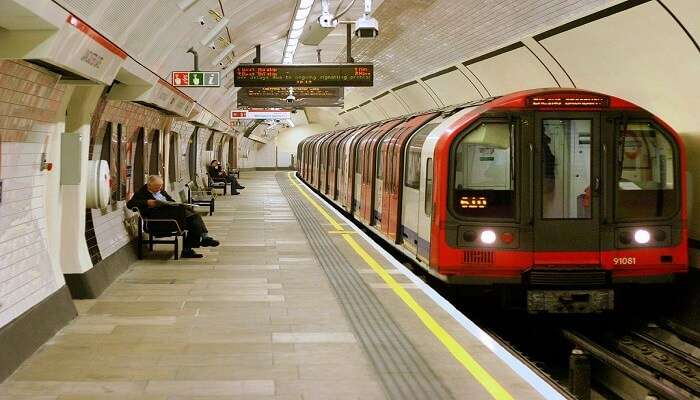 Whether you jump on a bus or a train, all major places in the city are accessible from Big Ben in London