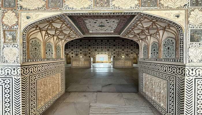 Aath Haveli is one of the top places to visit in Jhunjunu
