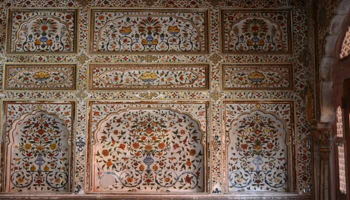 Modi and Tibrewal Havelis are two of the most well-preserved havelis in Rajasthan