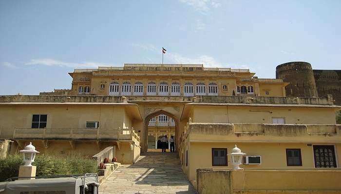 पुष्कर के आसपास भी घूमने के लिए कई जगहें हैं। पुष्कर के बाहरी इलाके में स्थित किशनगढ़ नगरपालिका अपने शानदार किलों और संगमरमर की खदानों के लिए मशहूर है।
