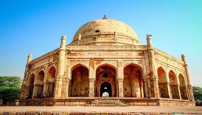 कुतुब खान का मकबरा गुड़गांव के पर्यटन स्थलों की सूची में एक ऐतिहासिक जगह है, जो शहर की सांस्कृतिक गहराई का अनुभव कराता है। इस स्मारक का इतिहास मुगल काल से जुड़ा है।