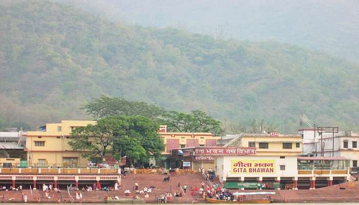 गीता भवन ऋषिकेश में स्थित एक आध्यात्मिक और सांस्कृतिक केंद्र हैं। यह स्थान न केवल धार्मिक दृष्टिकोण से महत्वपूर्ण हैं बल्कि यहां आने वाले पर्यटकों और श्रद्धालुओं को आत्मिक शांति और सांस्कृतिक समृद्धि का भी अनुभव कराता हैं।