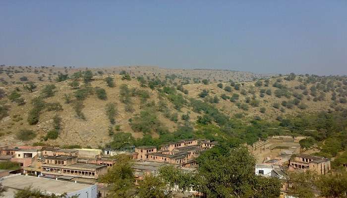 जीण माता मंदिर खाटू श्याम जी के पास सबसे प्रमुख पर्यटक आकर्षणों में से एक है, जो लगभग 30 किमी दूर स्थित है। यह मंदिर देवी जीण माता को समर्पित है