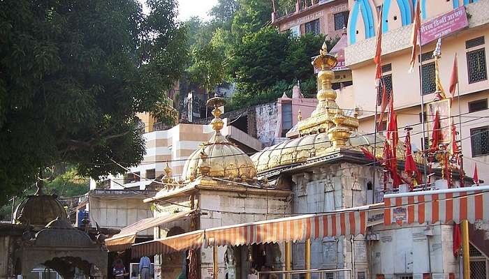 कांगड़ा में ज्वाला देवी मंदिर देश भर से पर्यटकों को आकर्षित करता है, जिसे धर्मशाला में घूमने के लिए सबसे अच्छी जगहों में से एक भी कहा जाता है।