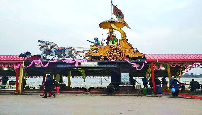 त्रिवेणी घाट ऋषिकेश के सबसे पूजनीय घाटों में से एक है और इसका आध्यात्मिक महत्व भी है।