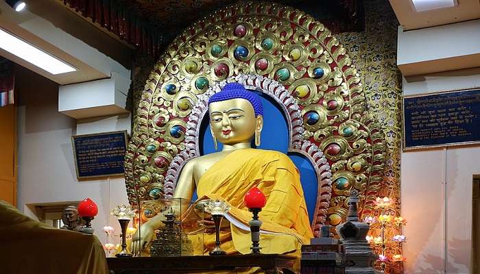 त्सुगलागखांग परिसर एक धार्मिक केंद्र है और धर्मशाला में महत्वपूर्ण दर्शनीय स्थलों में से एक है।