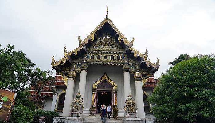 महाबोधि मंदिर से सिर्फ़ 650 मीटर की दूरी पर स्थित, थाई मठ या वाट थाई बुद्धगया थाई और बौद्ध वास्तुकला का एक आदर्श मिश्रण प्रदर्शित करता है।