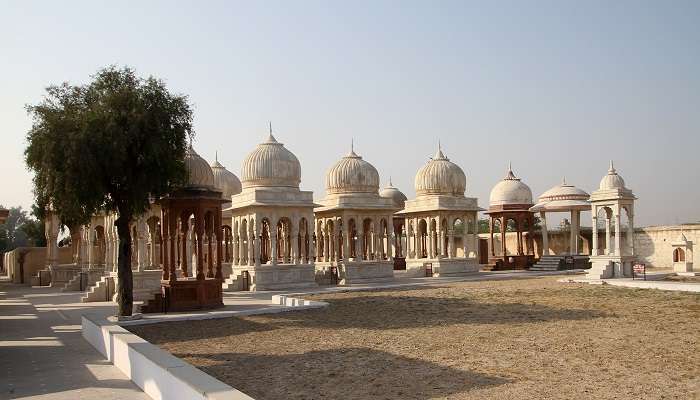 देवी कुंड सागर: शाही स्मारकों का भ्रमण करें