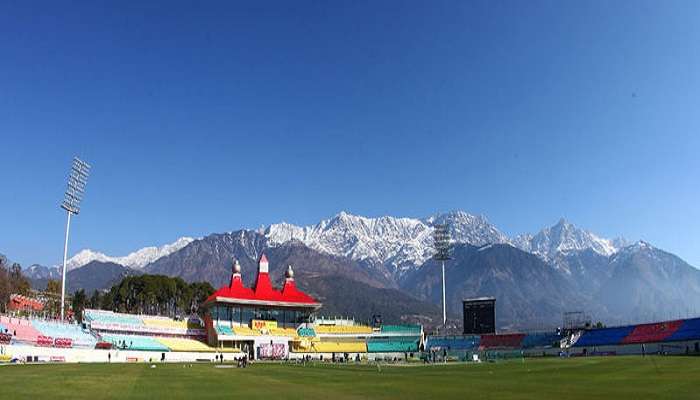 धर्मशाला के विचित्र शहर में पहाड़ों में स्थित धर्मशाला क्रिकेट मैदान शहर का सबसे बड़ा आकर्षण है।