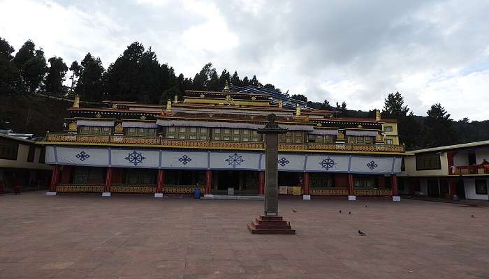 नामग्याल मठ धर्मशाला में घूमने के लिए सबसे लोकप्रिय पर्यटन स्थलों में से एक है।