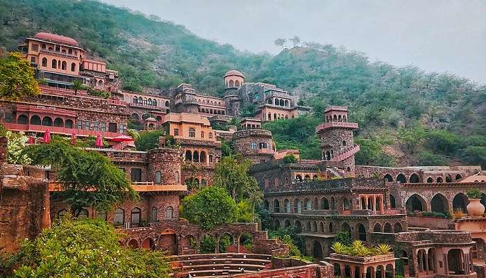 अलवर के बेहतरीन पर्यटन अनुभव के लिए, इस किले की यात्रा अवश्य करें। 15वीं शताब्दी में निर्मित, इस प्रसिद्ध महल को एक हेरिटेज होटल में बदल दिया गया है