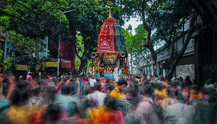 पुरी में कई तरह के ठहरने के स्थान हैं, 4-सितारा मेफेयर हेरिटेज पुरी, जो एक स्पा और पूल वाला आलीशान रिसॉर्ट है, से लेकर बजट-फ्रेंडली सुपर होटल ओ जगन्नाथ मंदिर पश्चिम द्वार तक, जो अपने स्थान के लिए प्रसिद्ध है।
