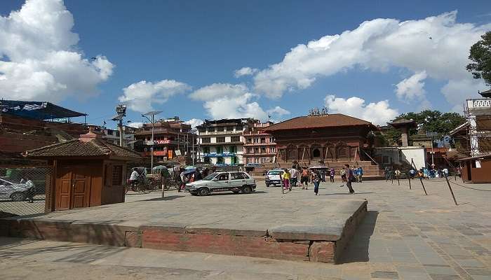 अपनी अनूठी वास्तुकला के साथ इस जगह में एक विस्तृत खुला क्षेत्र है जहाँ आप घूम सकते हैं, शहर की हलचल देख सकते हैं और खरीदारी कर सकते हैं।