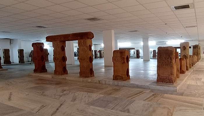 महाबोधि मंदिर परिसर के आस-पास स्थित, बोधगया पुरातत्व संग्रहालय में दूसरी शताब्दी ईसा पूर्व से 11वीं शताब्दी ई. तक हिंदू धर्म और बौद्ध धर्म पर आधारित कलाकृतियों, मूर्तियों और प्राचीन वस्तुओं का विशाल संग्रह है।