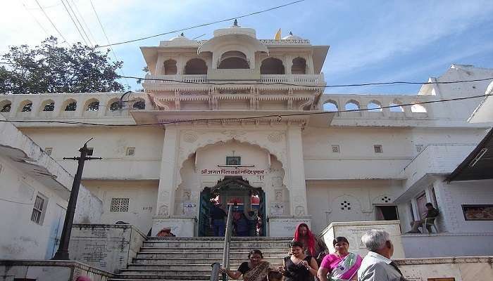पुष्कर झील के पास स्थित ब्रह्मा मंदिर जगतपिता ब्रह्मा मंदिर के नाम से भी जाना जाता हैं।