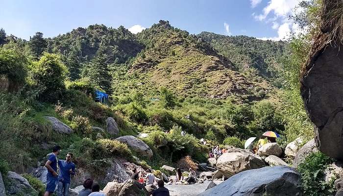 भागसू झरने के नाम से मशहूर यह सुंदर झरना भागसूनाग मंदिर से कुछ किलोमीटर की दूरी पर स्थित है।