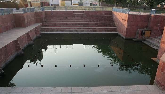 यह स्थान एक और ऐतिहासिक और सांस्कृतिक रूप से महत्वपूर्ण स्थान है, जिसका महाभारत से संबंध है। भीष्म कुंड में अर्जुन ने भीष्म पितामह के लिए बाणों की शय्या तैयार की थी।