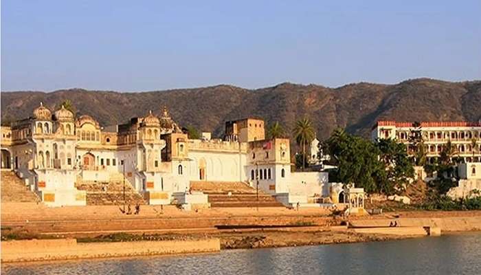 आमेर के राजा मान सिंह द्वारा निर्मित यह सुंदर महल पुष्कर सरोवर के निकट स्थित है।