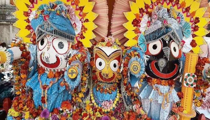 रथ यात्रा ओडिशा के पुरी में मनाई जाती है। यह चंद्र कैलेंडर के आधार पर हर साल जून या जुलाई में होती है और आमतौर पर मानसून के मौसम में होती है।