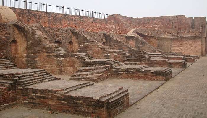 राजा हर्ष का टीला ऐतिहासिक स्थलों में से एक है और कुरुक्षेत्र के बाहरी इलाके में स्थित है। यह स्थान एक प्राचीन शहर की बस्ती माना जाता है, जो वर्तमान में खंडहर में है।