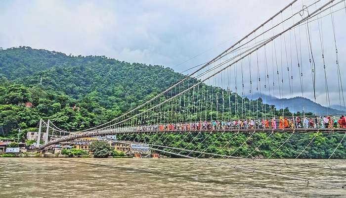 राम झूला उत्तराखंड के ऋषिकेश में स्थित हैं। यह गंगा नदी पर बना हुआ लोहे का झूला हैं। ये पुल स्वर्ग आश्रम को शिवानंद आश्रम से जोड़ता हैं।