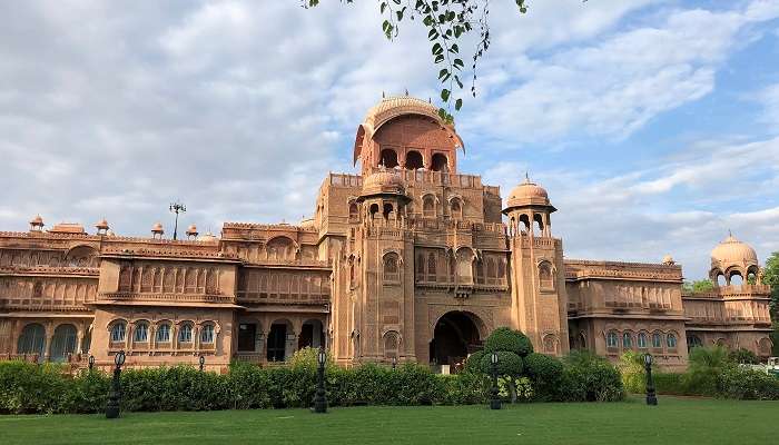 लालगढ़ पैलेस: विलासिता की गोद में