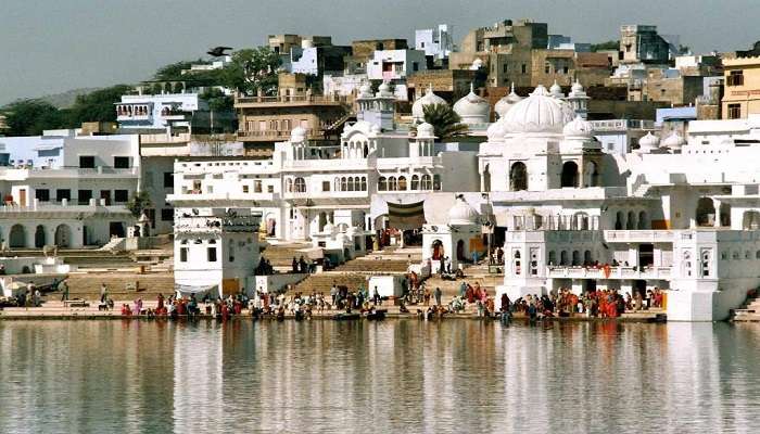 पुष्कर झील इतनी बड़ी है कि इसमें कई घाट हैं, जो अनोखे दृश्य पेश करते हैं। वराह घाट पुष्कर में घूमने के लिए सबसे ज़रूरी जगहों में से एक है।