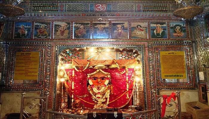 सांभर साल्ट लेक के पास स्थित शाकंभरी देवी मंदिर देवी शाकंभरी को समर्पित एक पूजनीय मंदिर है, जिन्हें पोषण और उर्वरता की देवी माना जाता है।