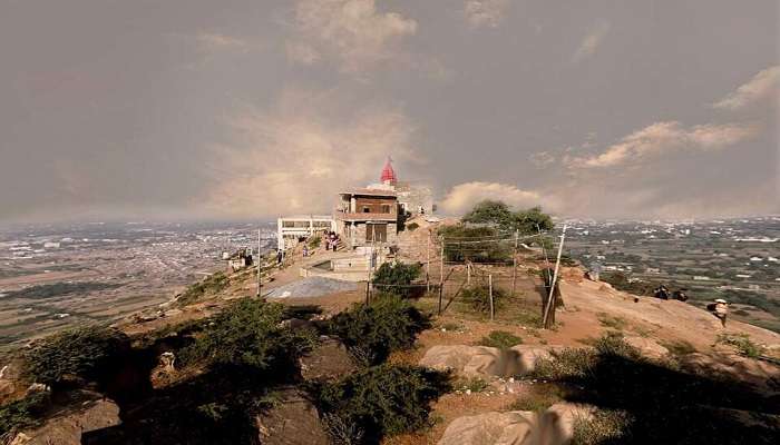सावित्री माता मंदिर रत्नागिरी पहाड़ी पर स्थित है और यह पुष्कर में घूमने के लिए लोकप्रिय स्थानों में से एक है।
