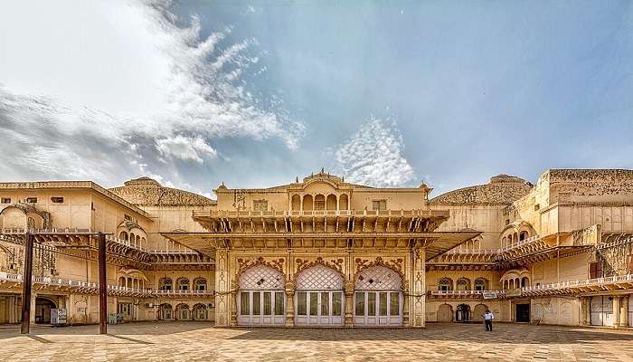 बाला किला के ठीक नीचे, राजा बख्तयार सिंह द्वारा 1873 में बनवाया गया सिटी पैलेस है, जो अलवर में घूमने के लिए सबसे प्रसिद्ध स्थानों में से एक है।