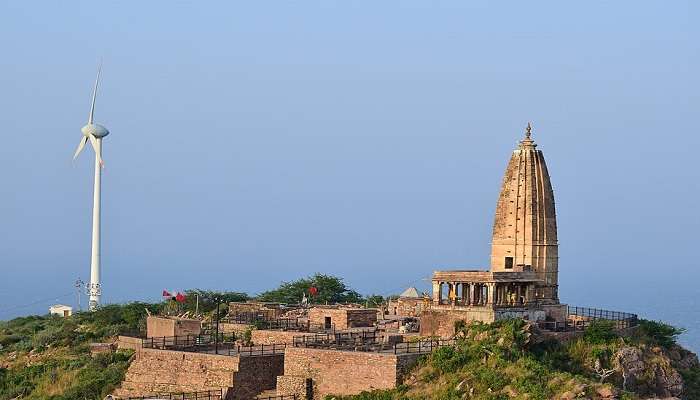 हर्षनाथ पहाड़ियों में छिपा हुआ, भगवान शिव को समर्पित यह 10वीं सदी का मंदिर खाटू श्याम जी के पास देखने लायक जगहों में से एक है।